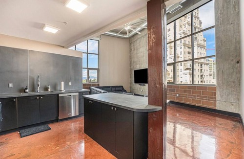 Golden Triangle Apartment | Modern City Loft with Stunning Mountain Views in Golden Triangle