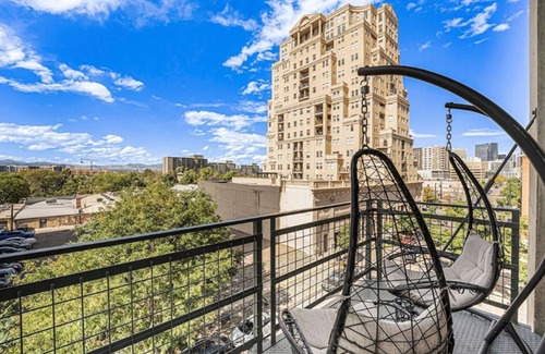 Golden Triangle Apartment | Modern City Loft with Stunning Mountain Views in Golden Triangle