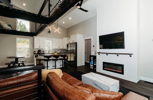 Wellington Cabin | Elegant Cliffside Retreat with Pool and Spa Amenities