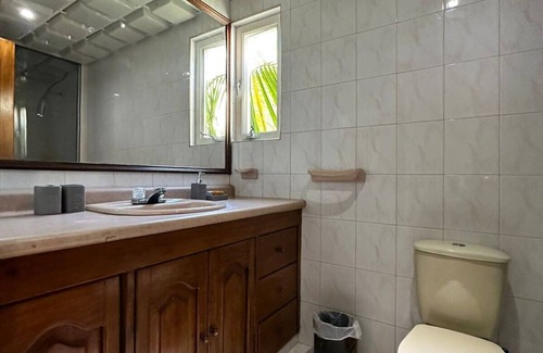 San Luis House | Elegant Beach House with Pool at Rocky Cay San Andres