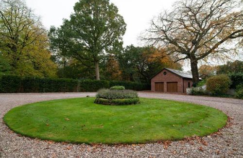 Knutsford House | Pet-Friendly Coach House by Woodland in Knutsford