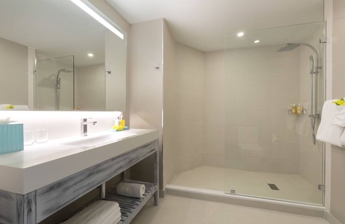 Maxwell Resort | Indulge at Sea Breeze Beach House by Ocean Hotels