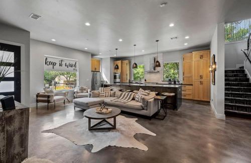 South Lamar House | Elegant Retreat in South Lamar - Pet and Child Friendly