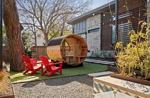 South Lamar House | Elegant Retreat in South Lamar - Pet and Child Friendly