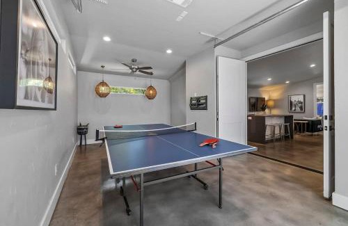 South Lamar House | Elegant Retreat in South Lamar - Pet and Child Friendly