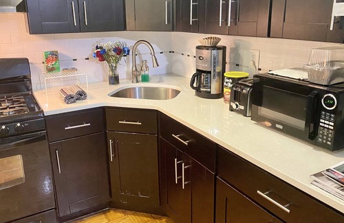 East Norwich House | Chic Condo Apt. for 4 with Private Entrance & Kitchen