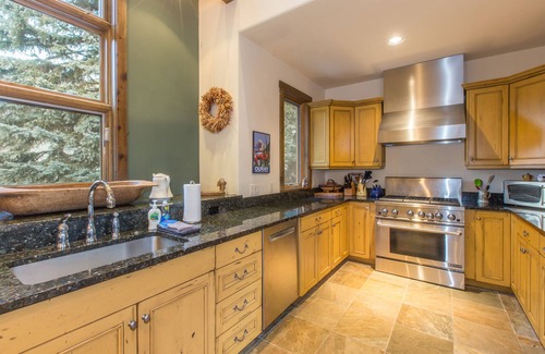 Ouray Condo | Elegant Condo Near Downtown with Private Deck & Views