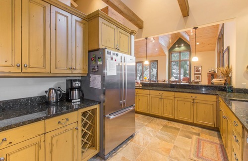 Ouray Condo | Elegant Condo Near Downtown with Private Deck & Views
