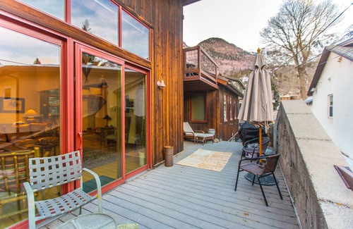 Ouray Condo | Elegant Condo Near Downtown with Private Deck & Views