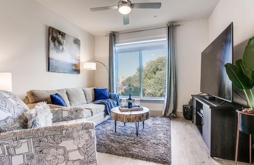 Downtown San Antonio Apartment | Stylish Condo on the RiverWalk with Pool & Pet-Friendly Amenities