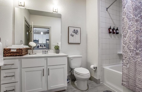 Downtown San Antonio Apartment | Stylish Condo on the RiverWalk with Pool & Pet-Friendly Amenities