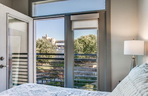 Downtown San Antonio Apartment | Stylish Condo on the RiverWalk with Pool & Pet-Friendly Amenities