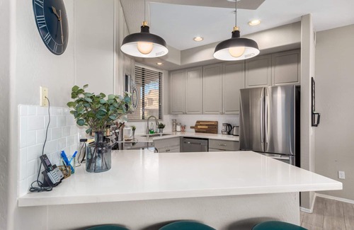 Fox Crossing Condo | Inviting Condo in Bridges at Ocotillo with Pool & Ocean View
