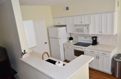 Tucson Condo | Elegant Condo with Pool in Catalina Foothills