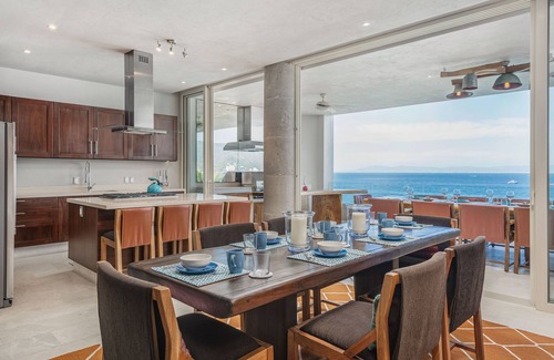 South Shore Hotel Area Condo | Exclusive Beachfront Condo with Top Amenities & 10/10 Rating