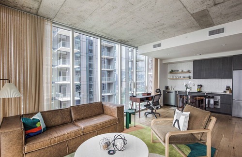 Downtown Austin Condo | Upscale Condo with Lake View & Pool - Walk to Rainey