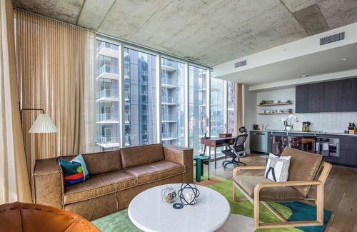 Downtown Austin Condo | Upscale Condo with Lake View & Pool - Walk to Rainey