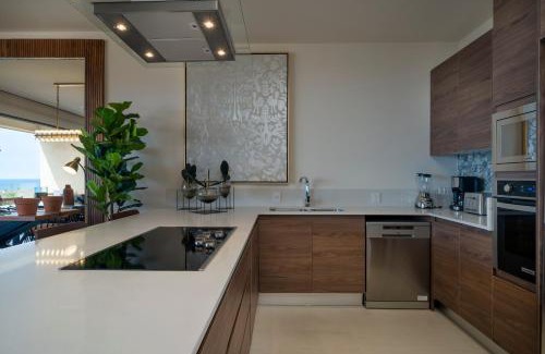 El Tezal Apartment | Oceanfront Condo with Pool & Balcony - 4-Star Excellence