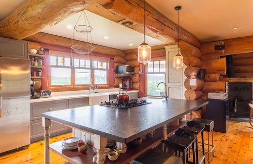 Grey Highlands House | Ideal Family Cottage Getaway with Breakfast & Kitchen Access