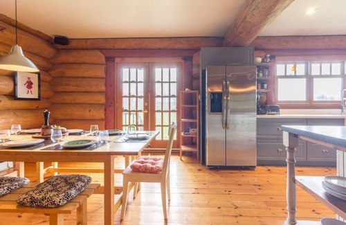 Grey Highlands House | Ideal Family Cottage Getaway with Breakfast & Kitchen Access