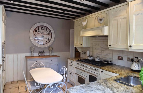 Windsor Cottage | Stylish Cottage Near Windsor Castle with Breakfast Included