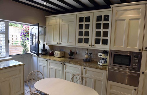 Windsor Cottage | Stylish Cottage Near Windsor Castle with Breakfast Included