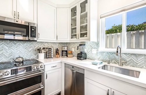 Kihei Cottage | Indulgent Cottage with Spa & Ocean Views, Steps to Beach