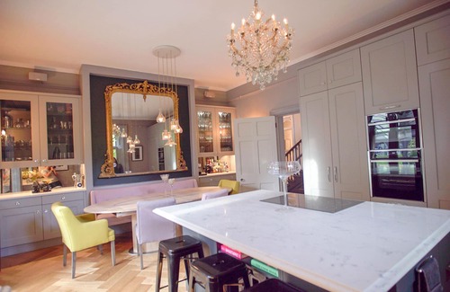 Fifield House | Elegant Country Estate with Pool & Concierge near London