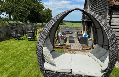 Faversham House | Elegant Countryside Barn with Hot Tub and Child-Friendly Amenities