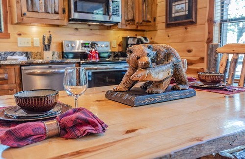 Broken Bow Cabin | Romantic Hochatown Cabin with Hot Tub & Lake View Amenities