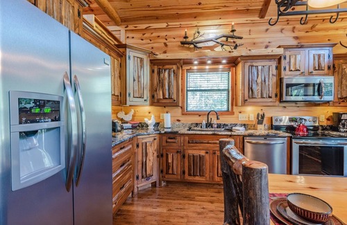 Broken Bow Cabin | Romantic Hochatown Cabin with Hot Tub & Lake View Amenities