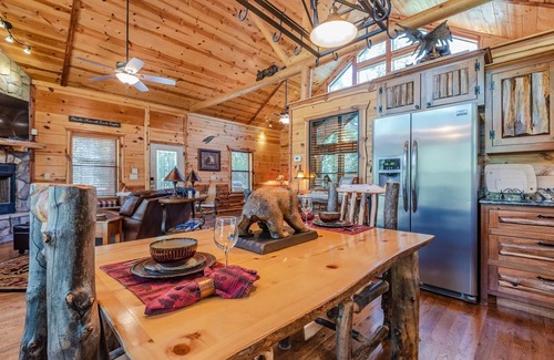 Broken Bow Cabin | Romantic Hochatown Cabin with Hot Tub & Lake View Amenities