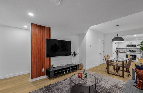 Southwest Calgary Apartment | Luxury : Cozy| Modern| Clean| Spacious| easy Access to major routes in Calgary
