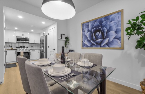 Southwest Calgary Apartment | Luxury : Cozy| Modern| Clean| Spacious| easy Access to major routes in Calgary