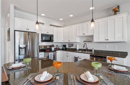Quincy House | Relax at Crescent Bar: Poolside Bliss and Free Golf Awaits
