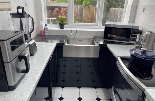 Berrylands House | Stylish Apartment in Surbiton with Pool & Easy London Access