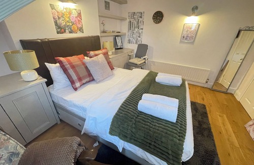 Berrylands House | Stylish Apartment in Surbiton with Pool & Easy London Access