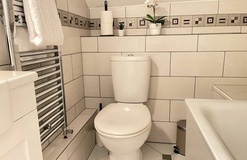 Berrylands House | Stylish Apartment in Surbiton with Pool & Easy London Access