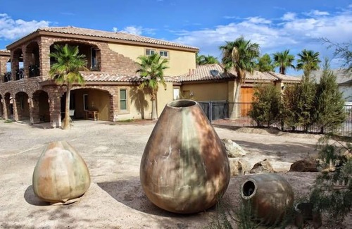 Sunrise Manor House | Unforgettable Desert Resort with Pool and Kitchen Amenities