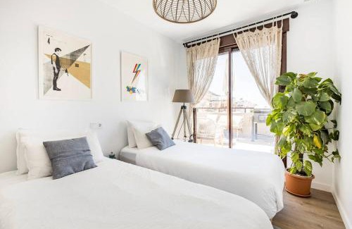 Aguilas Apartment | Designer Apartment with Breathtaking Sea Views & Pool