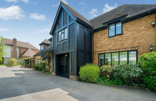 Lichfield Cottage | Elegant Designer Mansion in the West Midlands Countryside