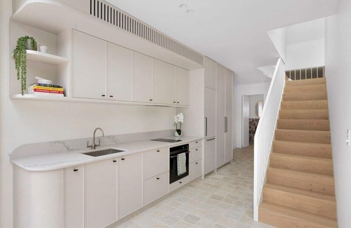 Redfern House | Stylish Redfern House: Family-Friendly Retreat with Kitchen