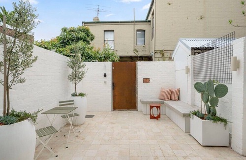 Redfern House | Stylish Redfern House: Family-Friendly Retreat with Kitchen