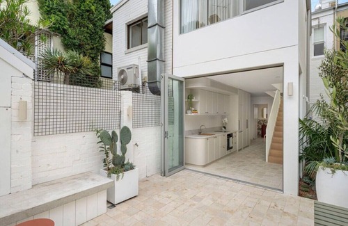 Redfern House | Stylish Redfern House: Family-Friendly Retreat with Kitchen