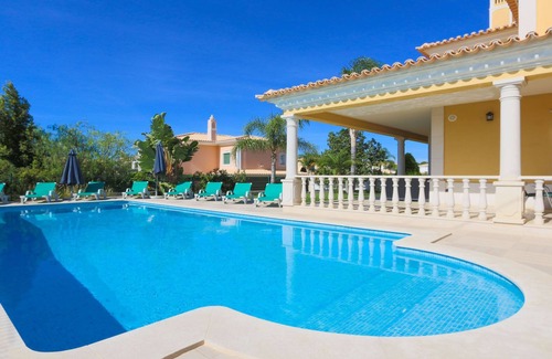 Vale de Parra Villa | Luxury Villa Alegria Steps from n/Galé Beach, 9.8 Rated