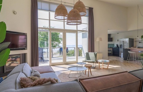 Makkum Cabin | Elegant Detached Villa Steps from the Beach - Family Friendly