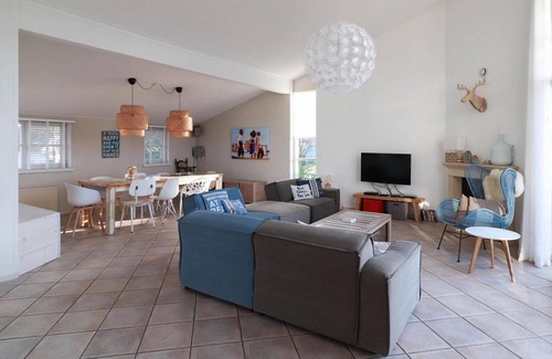 Makkum Cabin | Elegant Detached Villa Steps from the Beach - Family Friendly