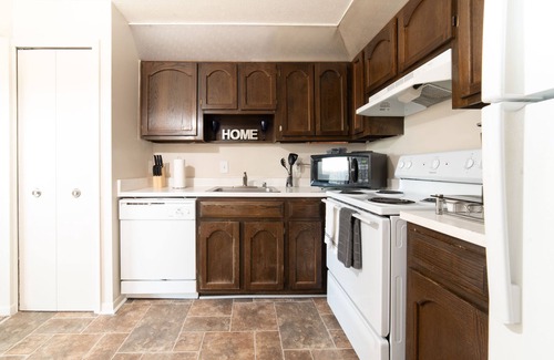 Southfield Apartment | Elegant Downtown Apartment with Pool and Spa Amenities