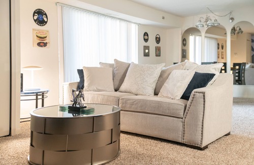 Southfield Apartment | Elegant Downtown Apartment with Pool and Spa Amenities