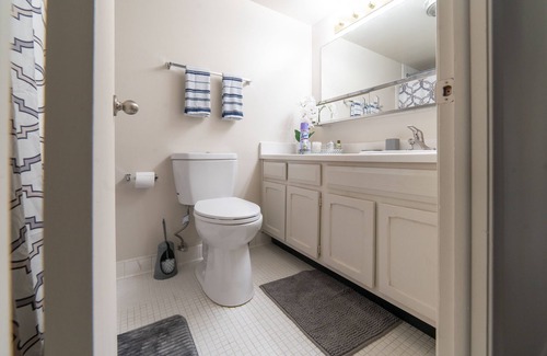 Southfield Apartment | Elegant Downtown Apartment with Pool and Spa Amenities